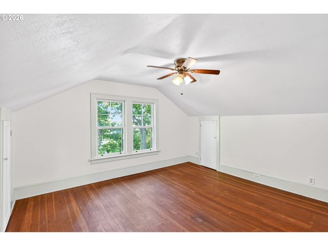 3957 E BURNSIDE St, Portland, OR 97214