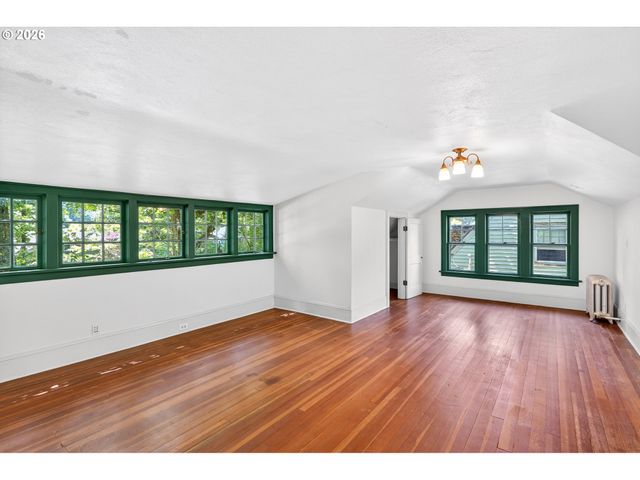 3957 E BURNSIDE St, Portland, OR 97214