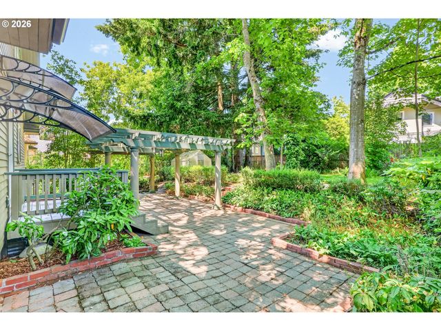 3957 E BURNSIDE St, Portland, OR 97214