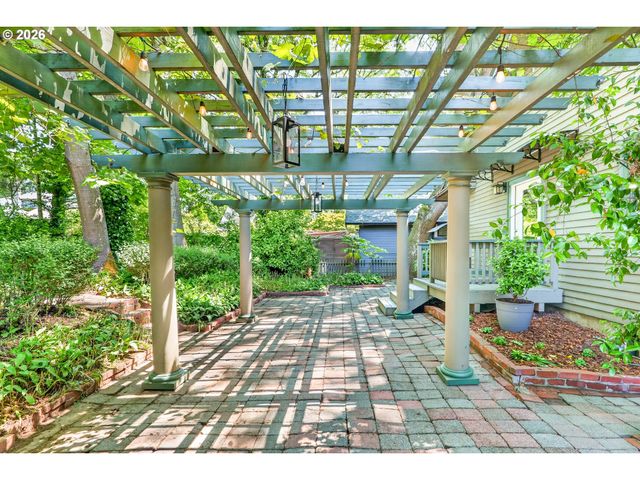 3957 E BURNSIDE St, Portland, OR 97214