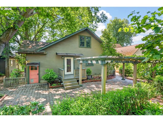 3957 E BURNSIDE St, Portland, OR 97214