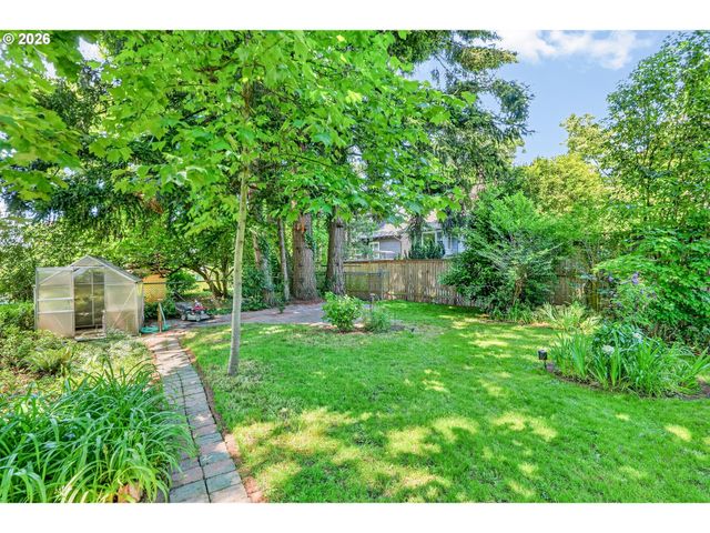 3957 E BURNSIDE St, Portland, OR 97214