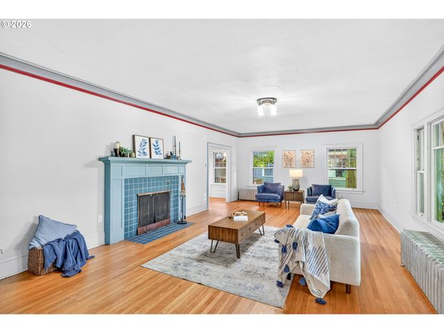 3957 E BURNSIDE St, Portland, OR 97214