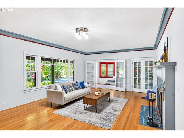 3957 E BURNSIDE St, Portland, OR 97214