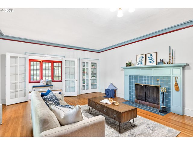 3957 E BURNSIDE St, Portland, OR 97214