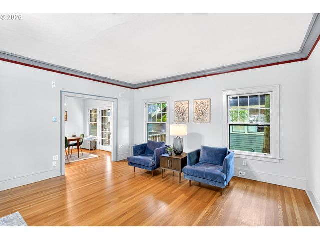 3957 E BURNSIDE St, Portland, OR 97214