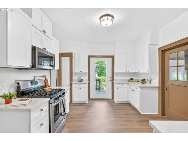 3957 E BURNSIDE St, Portland, OR 97214