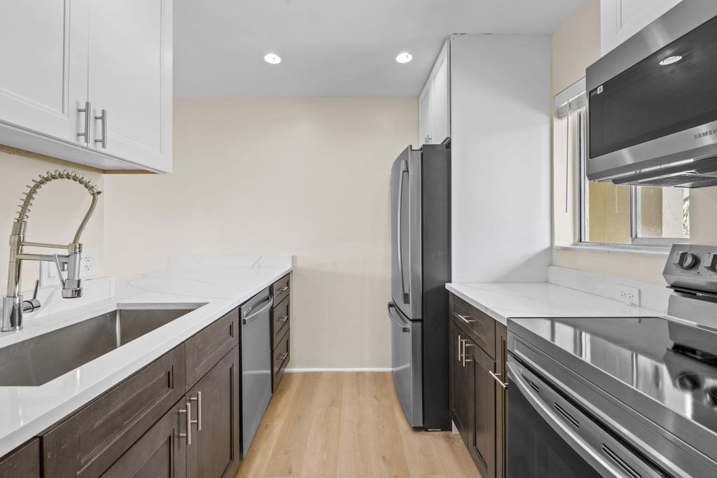 830 SW 9th Street Circle 204, Boca Raton, FL 33486