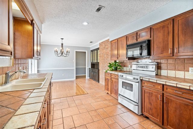 8921 Crosswind Drive, Fort Worth, TX 76179