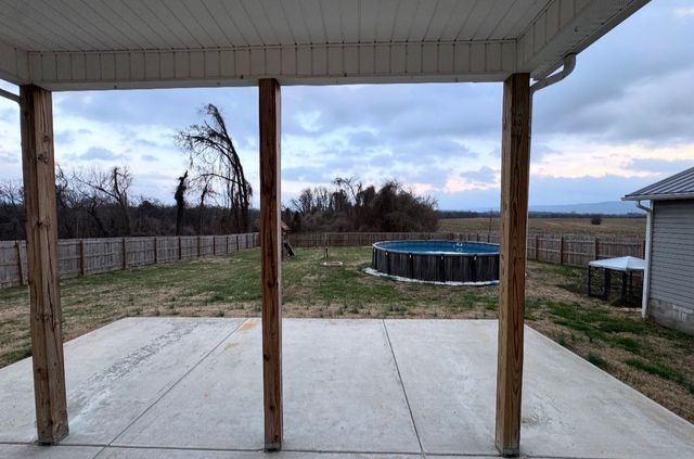 383 Strawberry Dr, Winchester, TN 37398