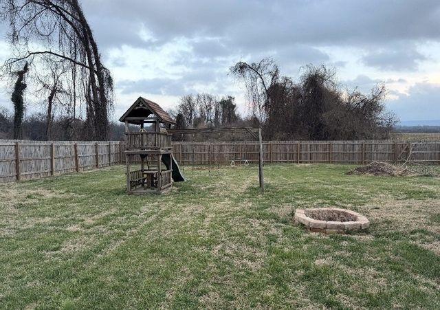 383 Strawberry Dr, Winchester, TN 37398