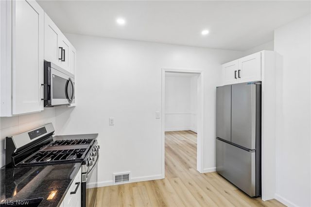 906 Keystone Drive, Cleveland Heights, OH 44121
