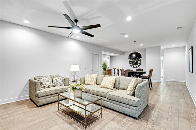 24912 W 98th Place, Lenexa, KS 66227