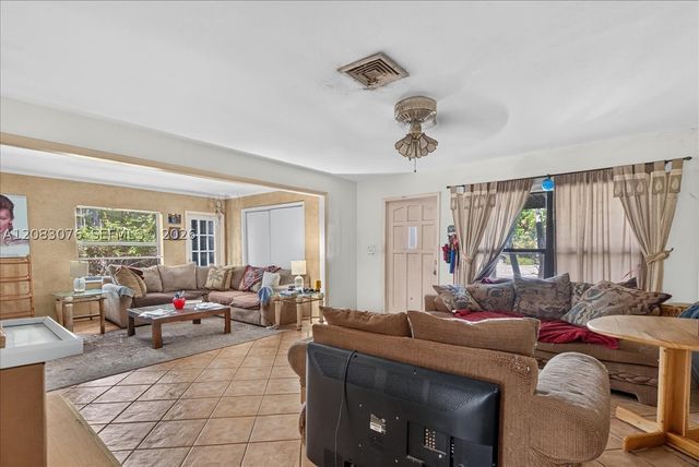 5619 NE 6th Ave, Oakland Park, FL 33334