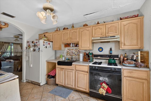 5619 NE 6th Ave, Oakland Park, FL 33334