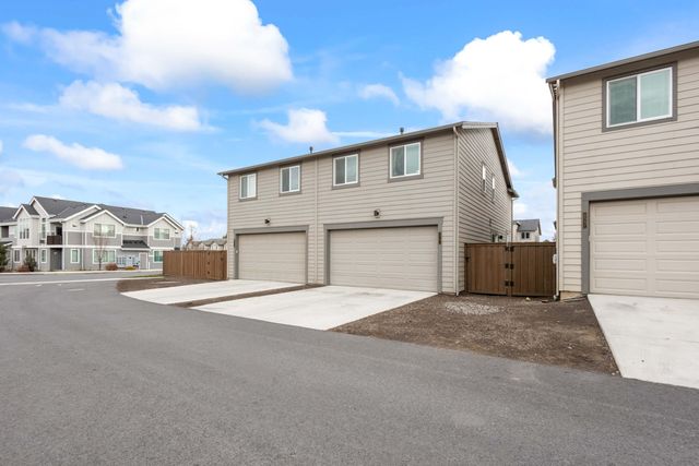 2561 NE Purcell Boulevard, Bend, OR 97701