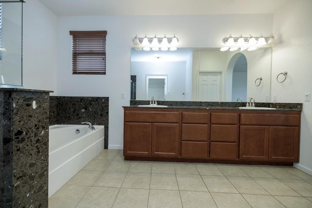 407 Northampton Way, Newman, CA 95360