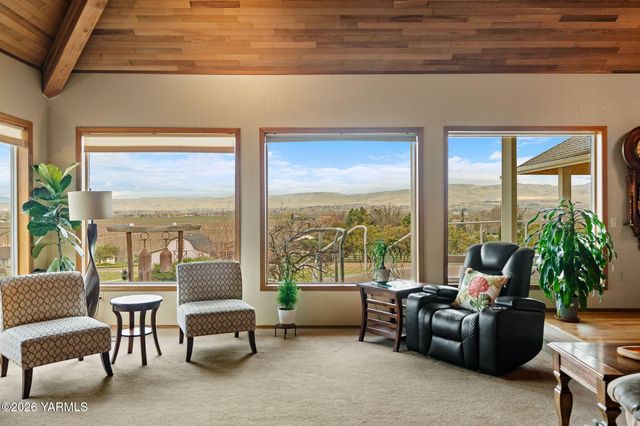 5710 Primrose Ct, Moxee, WA 98936