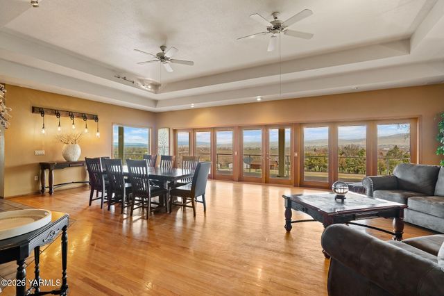 5710 Primrose Ct, Moxee, WA 98936