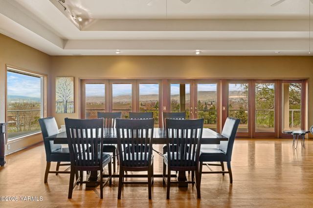 5710 Primrose Ct, Moxee, WA 98936