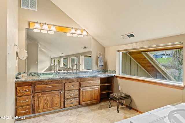 5710 Primrose Ct, Moxee, WA 98936