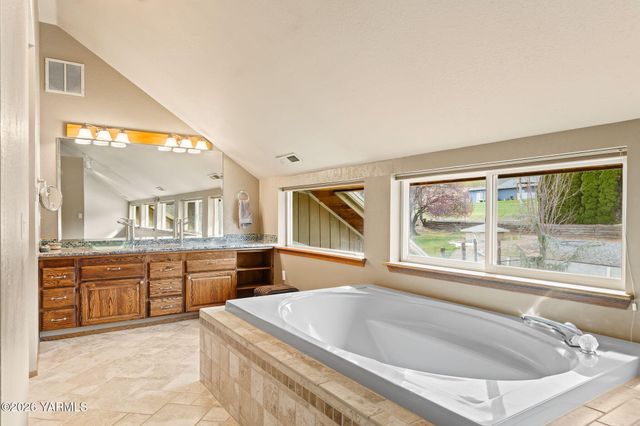 5710 Primrose Ct, Moxee, WA 98936