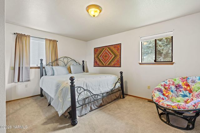 5710 Primrose Ct, Moxee, WA 98936