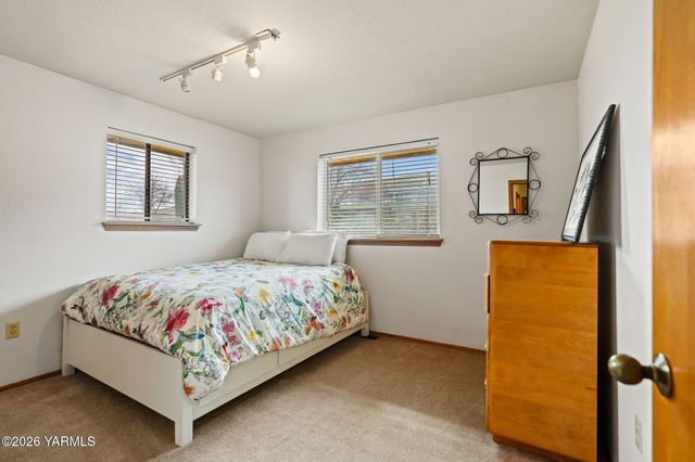 5710 Primrose Ct, Moxee, WA 98936