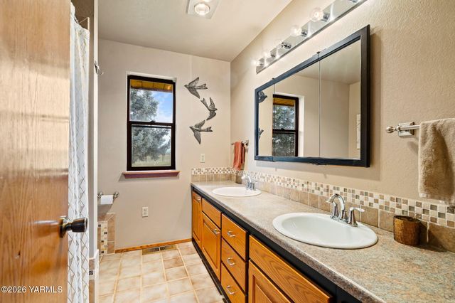 5710 Primrose Ct, Moxee, WA 98936