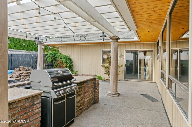 5710 Primrose Ct, Moxee, WA 98936