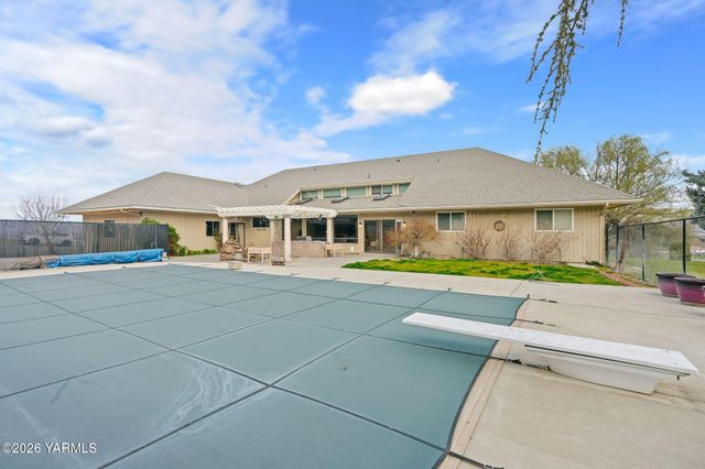 5710 Primrose Ct, Moxee, WA 98936