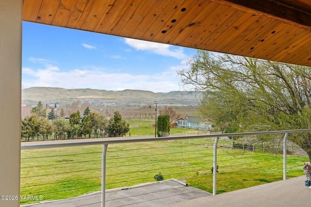 5710 Primrose Ct, Moxee, WA 98936