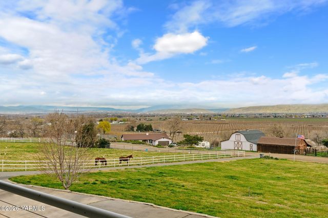 5710 Primrose Ct, Moxee, WA 98936