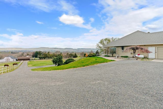 5710 Primrose Ct, Moxee, WA 98936