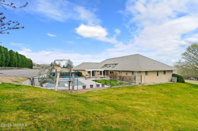 5710 Primrose Ct, Moxee, WA 98936