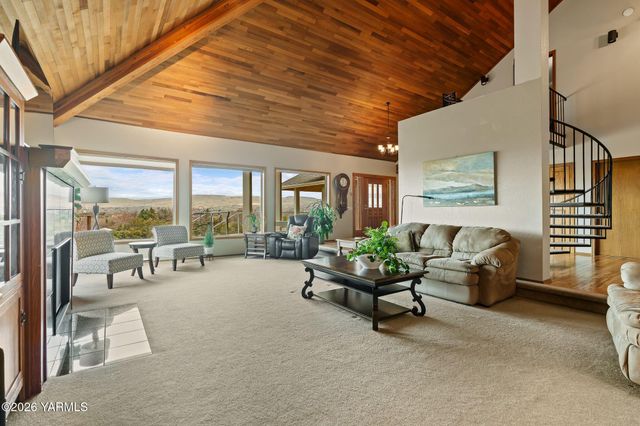 5710 Primrose Ct, Moxee, WA 98936