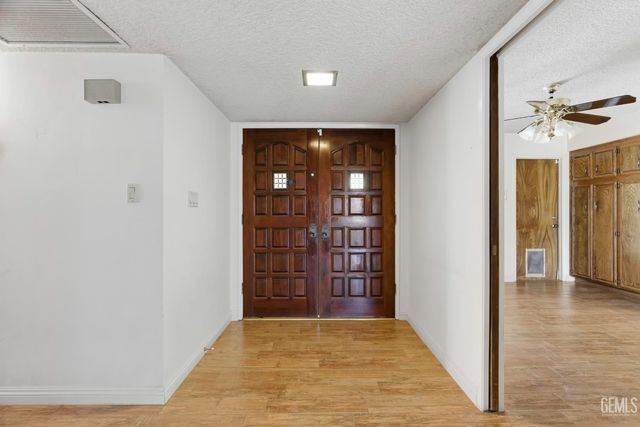 6710 Pinedale Court, Bakersfield, CA 93308