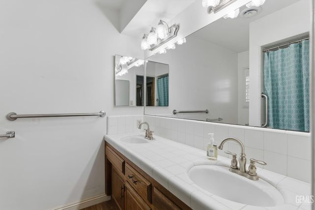 6710 Pinedale Court, Bakersfield, CA 93308