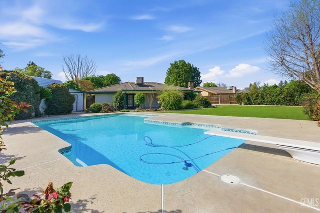 6710 Pinedale Court, Bakersfield, CA 93308