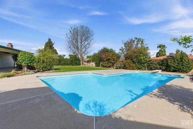 6710 Pinedale Court, Bakersfield, CA 93308