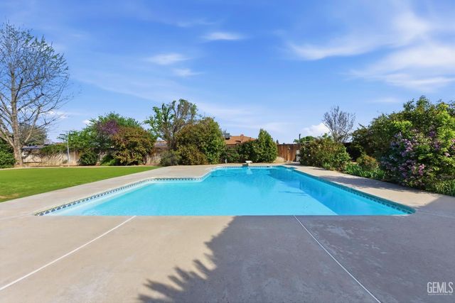 6710 Pinedale Court, Bakersfield, CA 93308