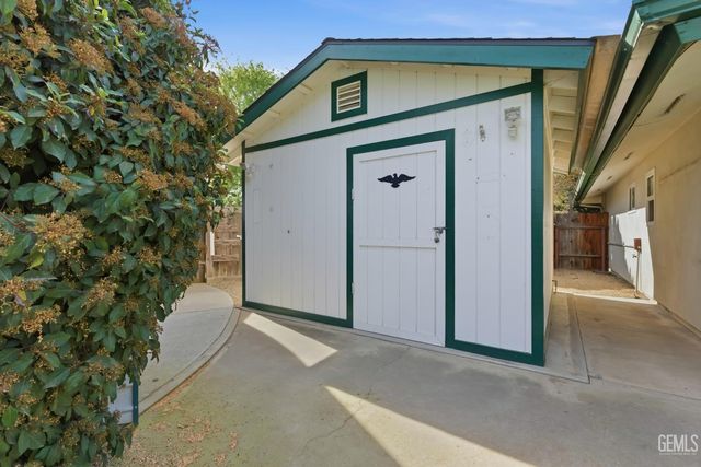 6710 Pinedale Court, Bakersfield, CA 93308