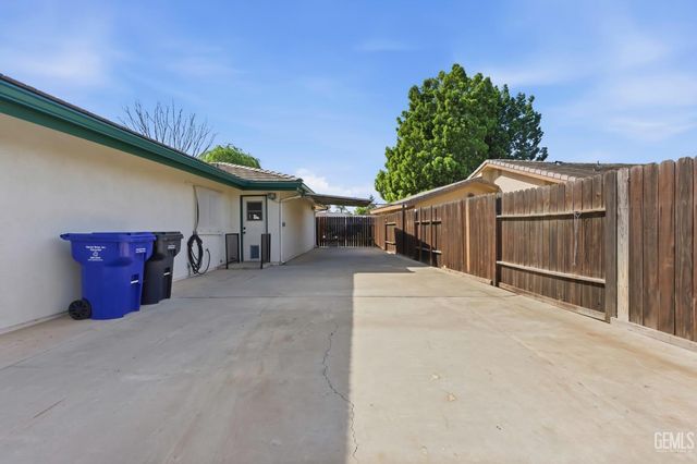 6710 Pinedale Court, Bakersfield, CA 93308