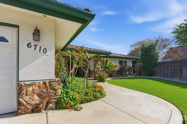 6710 Pinedale Court, Bakersfield, CA 93308