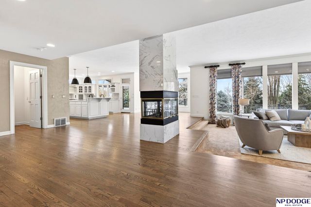 115 S 128th Plaza, Omaha, NE 68154