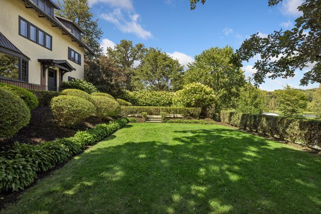 2204 W Lake Of The Isles Parkway, Minneapolis, MN 55405