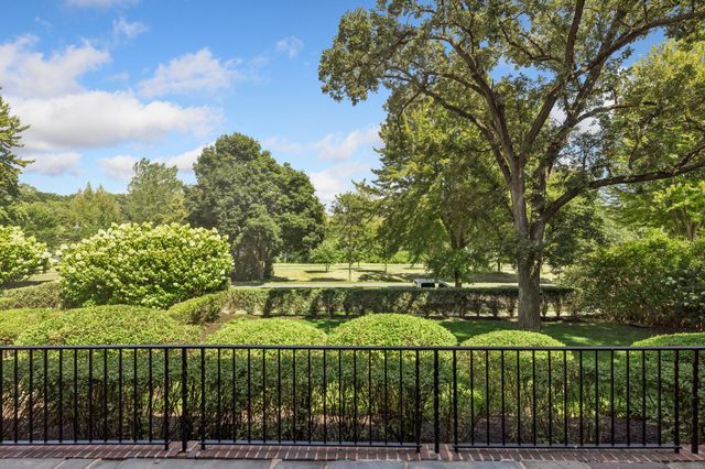 2204 W Lake Of The Isles Parkway, Minneapolis, MN 55405