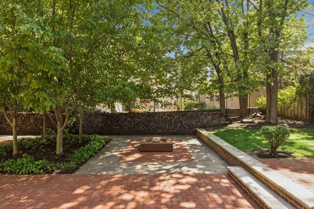 2204 W Lake Of The Isles Parkway, Minneapolis, MN 55405