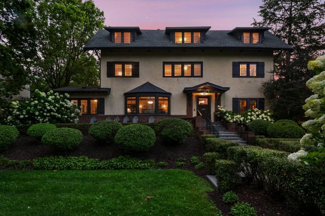 2204 W Lake Of The Isles Parkway, Minneapolis, MN 55405