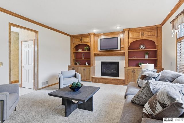 17122 V Street, Omaha, NE 68135